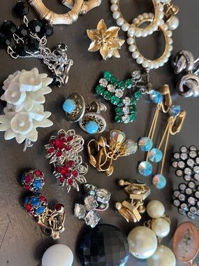 20 PAIRS Vintage Clip on Earrings Lot Glass, Celluloid Japan Hong Kong